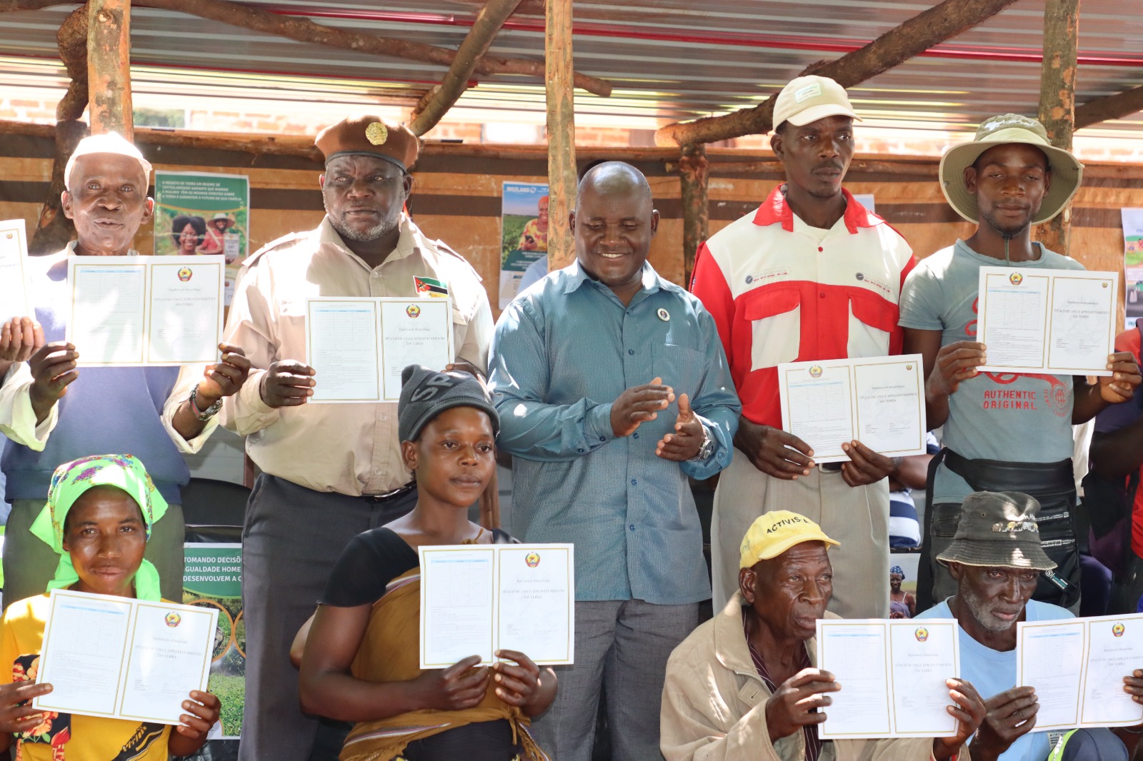 Residentes de Mossurizi, Província de Manica, recebem Títulos de DUAT’s no âmbito do Projecto de Administração de Terra em Moçambique – Mozland (Terra Segura)